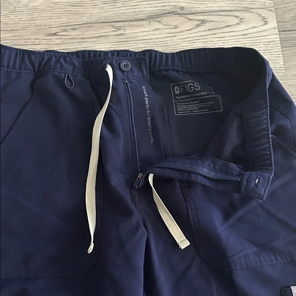 Figs Navy Cairo Cargo Scrub Pants Men’s Size Medium